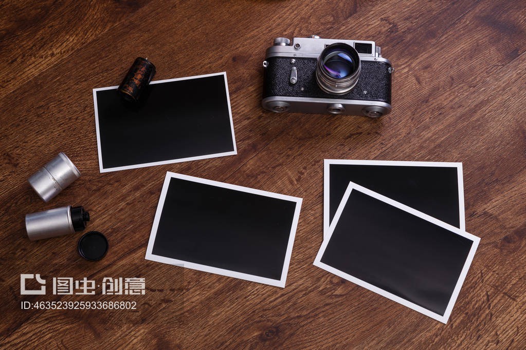 復古攝影機空白相框Vintage photo camera. Blank photo frames.